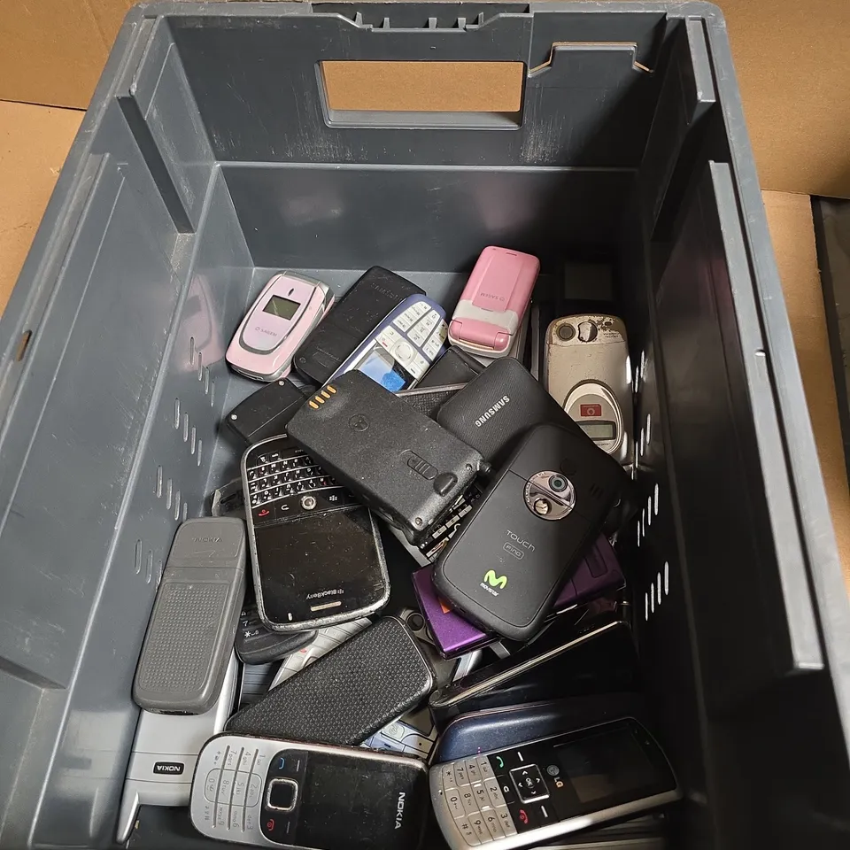 APPROXIMATELY 30 ASSORTED MOBILE PHONES INCLUDING HTC , SAGEM AND SAMSUNG 