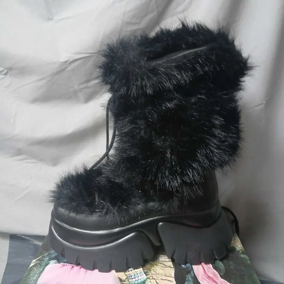 BOXED KOI MIDNIGHT SASQUATCH FLUFFY SNOW BOOTS IN BLACK - UK 6