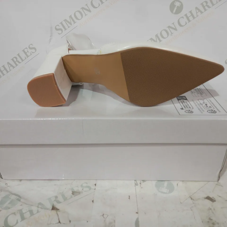 BOXED PAIR OF DESIGNER CLOSED TOE BLOCK HEELS IN WHITE EU SIZE 37