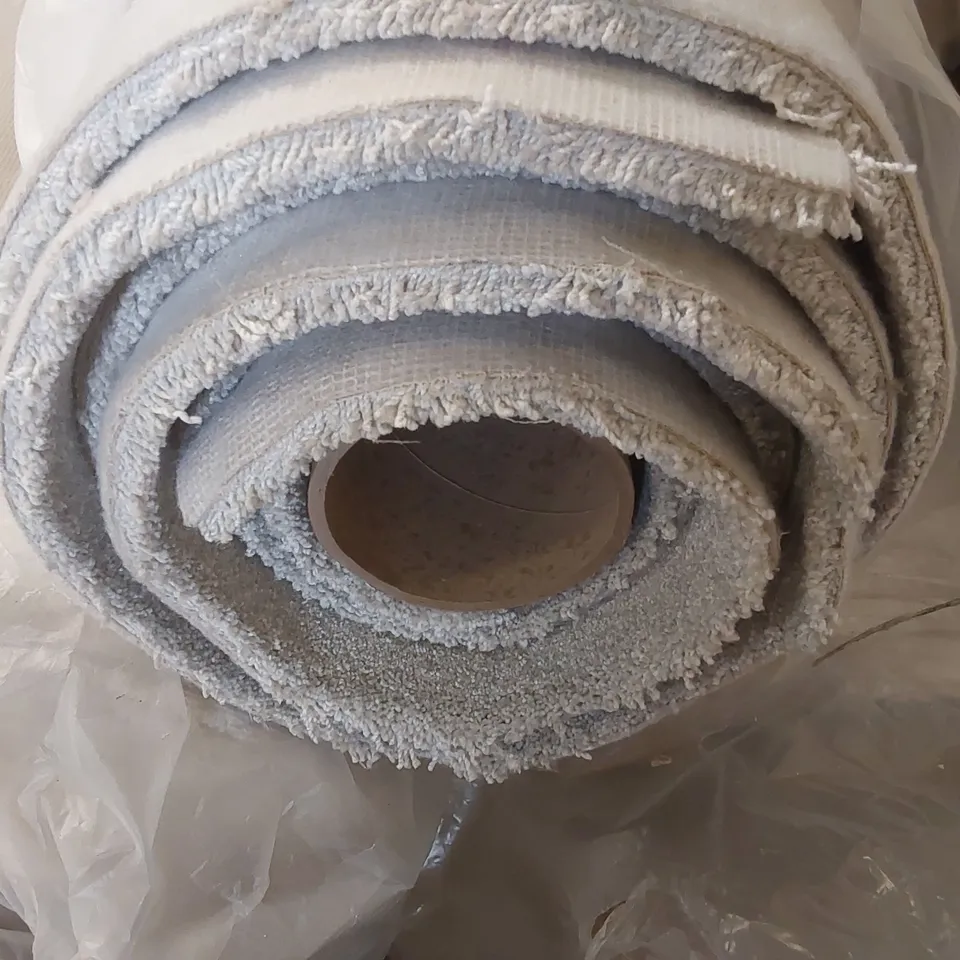 ROLL OF QUALITY ECLIPSE GLACIER ICE CARPET - APPROXIMATELY 4.7 x 5m