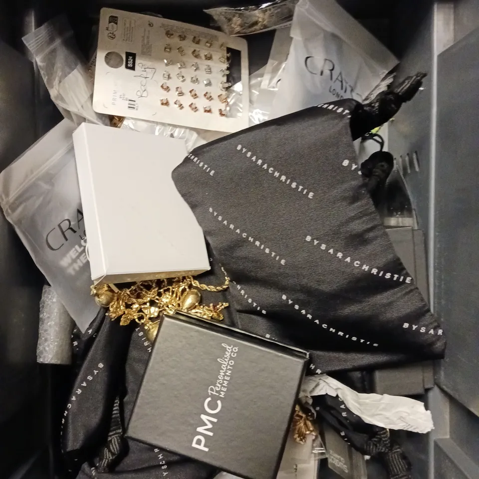 APPROXIMATELY 25 ASSORTED JEWELLERY PRODUCTS TO INCLUDE EARRINGS, WATCHES, BRACELETS ETC 