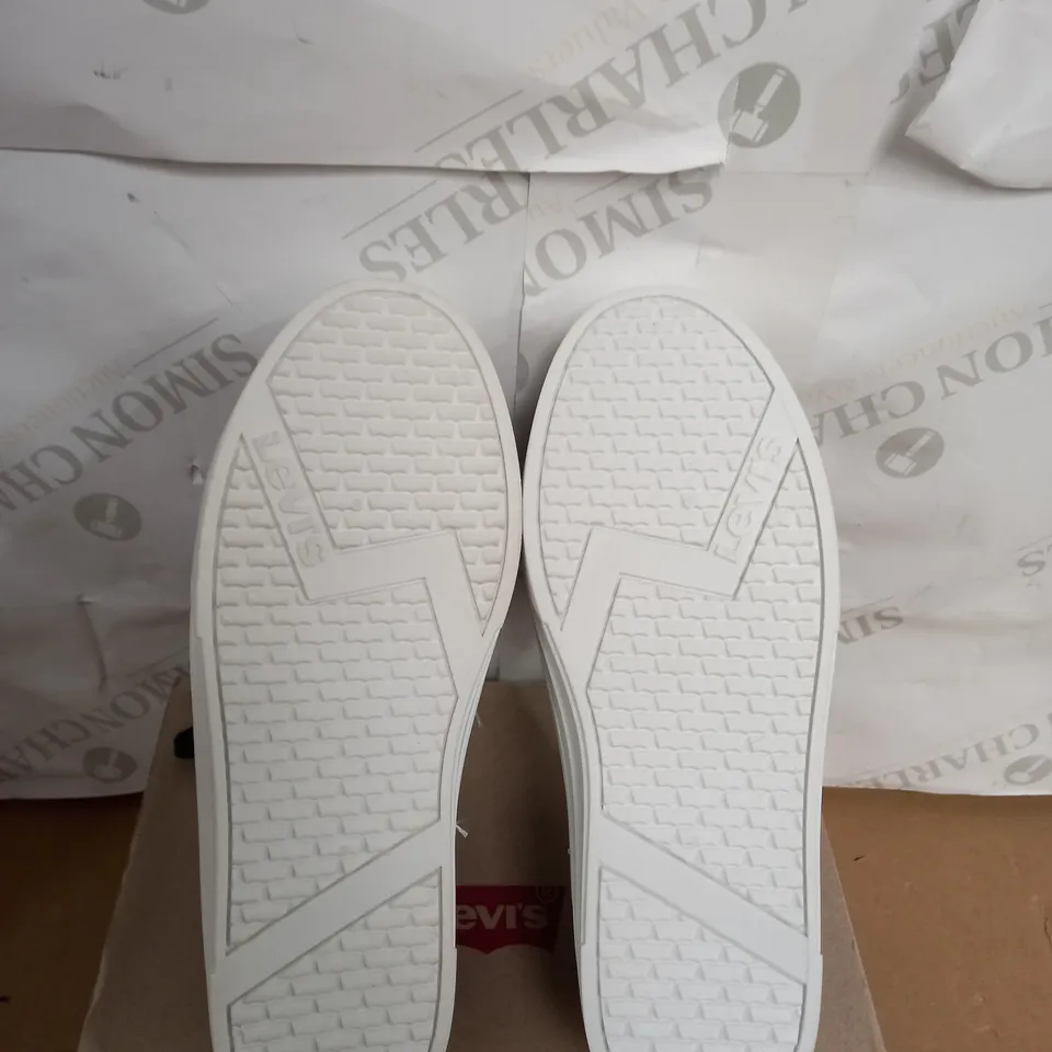 LEVIS CHUNKY SOLE SHOES IN NAVY SIZE 5