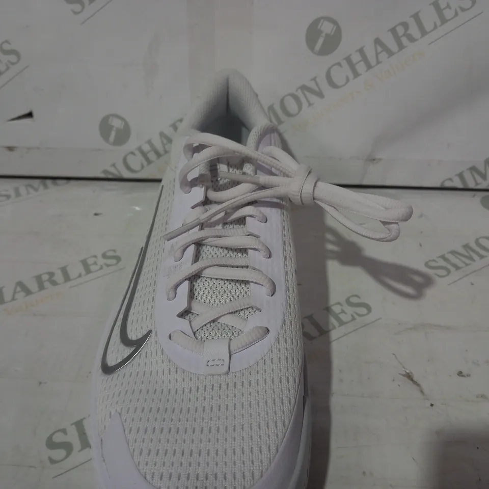 PAIR OF NIKE VAPORLITE SHOES IN WHITE UK SIZE 5.5