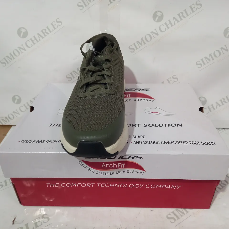 BOXED PAIR OF SKECHERS ARCHFIT TRAINERS IN GREEN UK SIZE 8