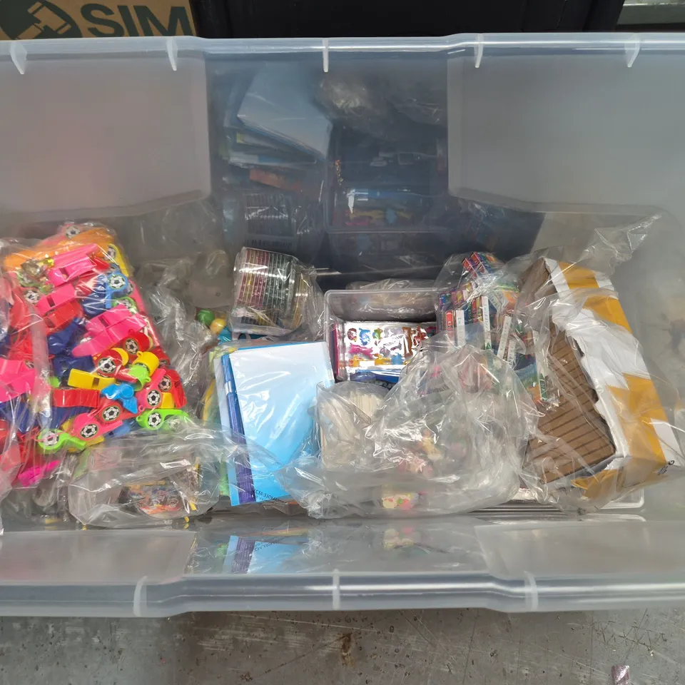 LARGE QUANTITY OF ASSORTED PARTY FAVOURS TO INCLUDE POPPERS, GAMES, GLASSES AND STICKERS