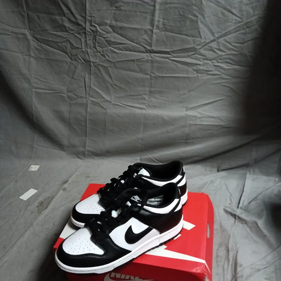 NIKE DUNK LOW GS  SNEAKERS – UK 6 (US 7Y) WHITE/BLACK