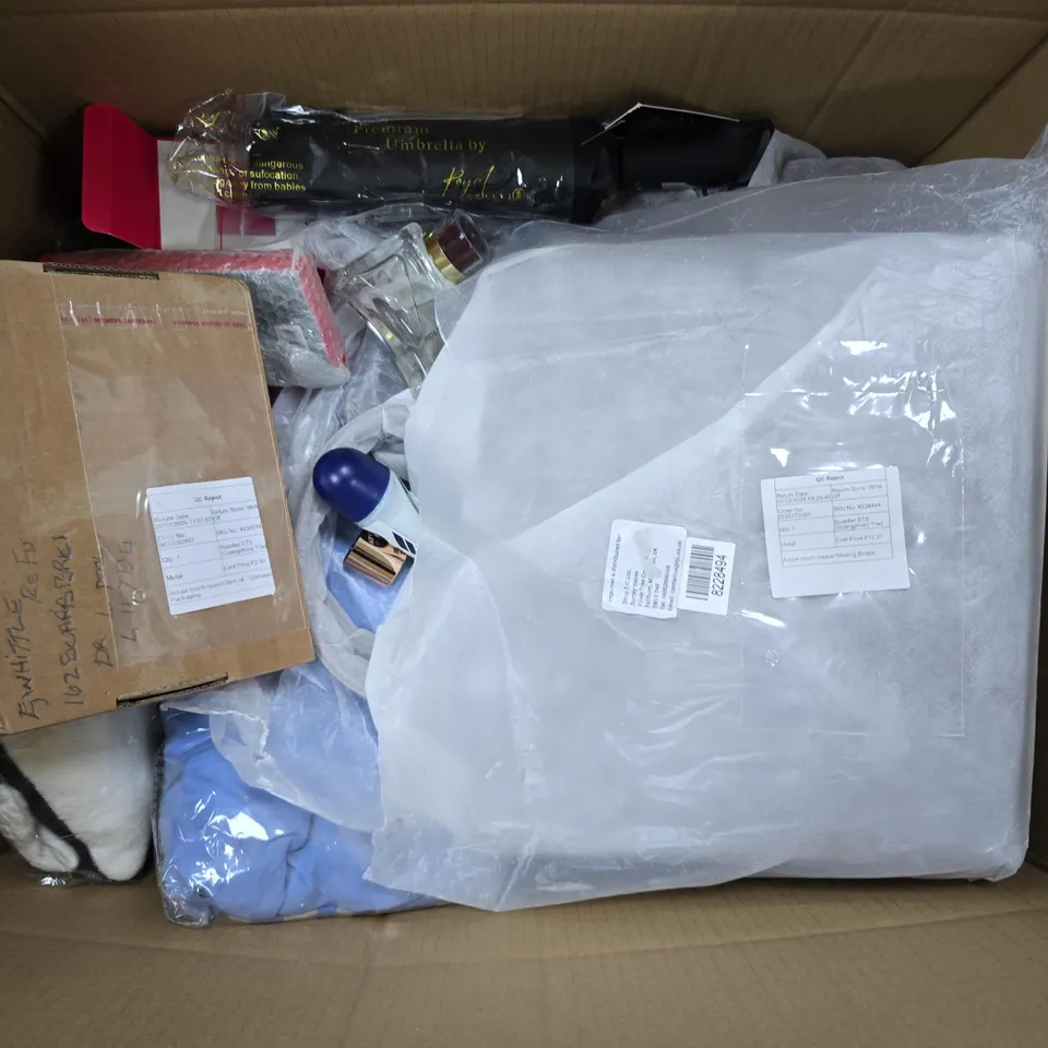 APPROXIMATELY 15 ASSORTED ITEMS TO INCLUDE HANDBAG, POWERBANK, COMPASS BAG, ETC