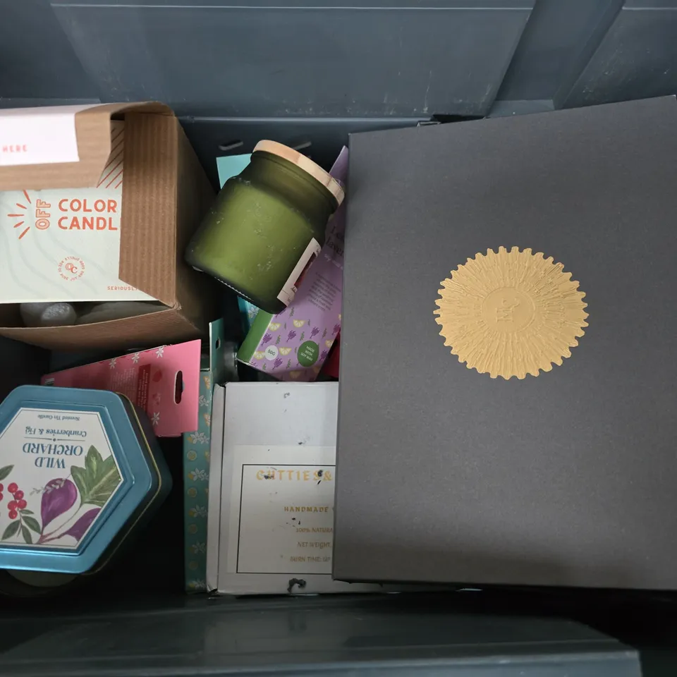 APPROXIMATELY 12 ASSORTED HOUSEHOLD ITEMS TO INCLUDE SCENTED CANDLES & WAX MELTS