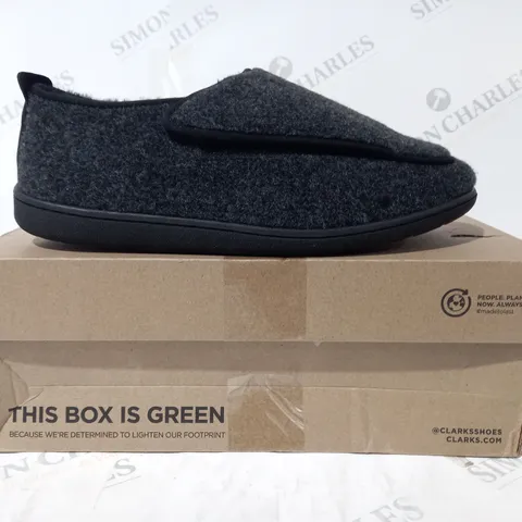 BOXED CLARKS MEN KING SLIPPER IN DARK GREY FELT - SIZE 10 MENS