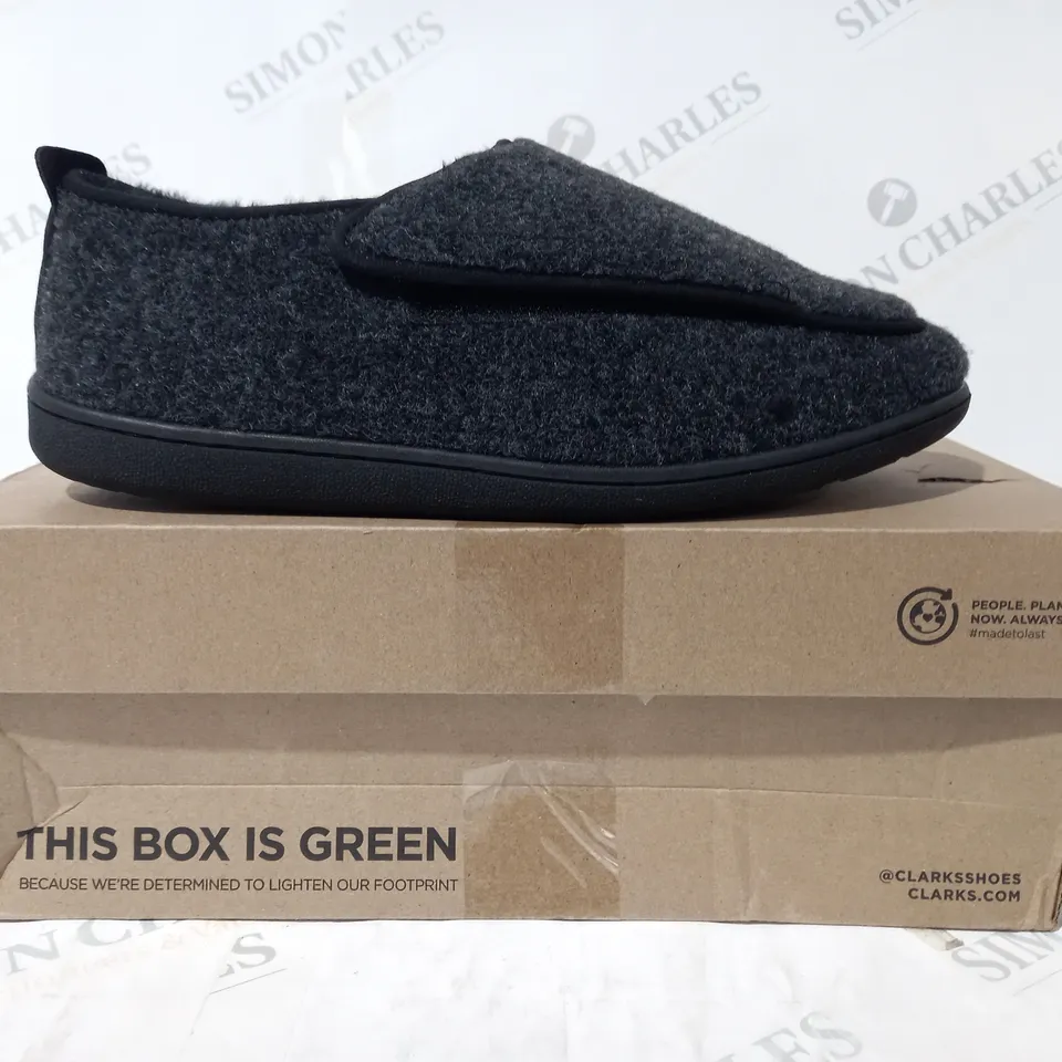 BOXED CLARKS MEN KING SLIPPER IN DARK GREY FELT - SIZE 10 MENS