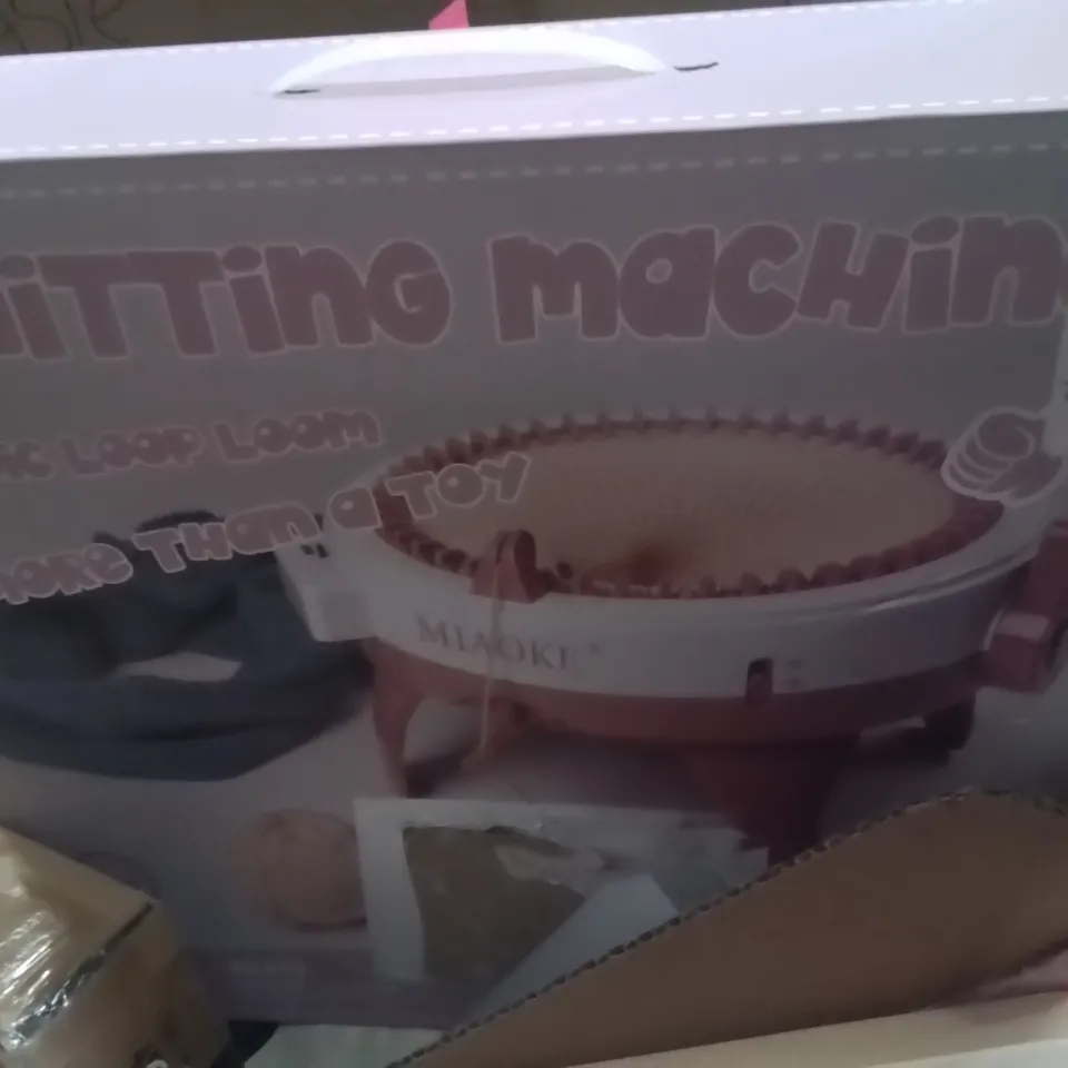 PALLET CONTAINING VARIOUS ASSORTED BOXED HOUSEHOLD ITEMS TO INCLUDE: LARGE THROW, ROCKING DOLLS CRIB, KNITTING MACHINE, ROLLER BLINDS AND LOTS MORE UNMARKED BOXED ITEMS 