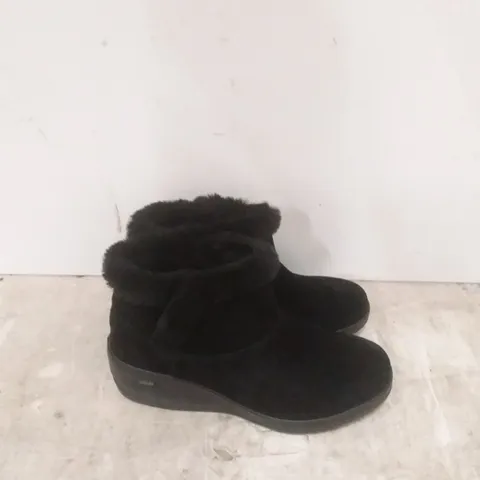 PACKAGED WOMENS SKETCHER ARCH FIT - BLACK (UNSPECIFIED SIZE)
