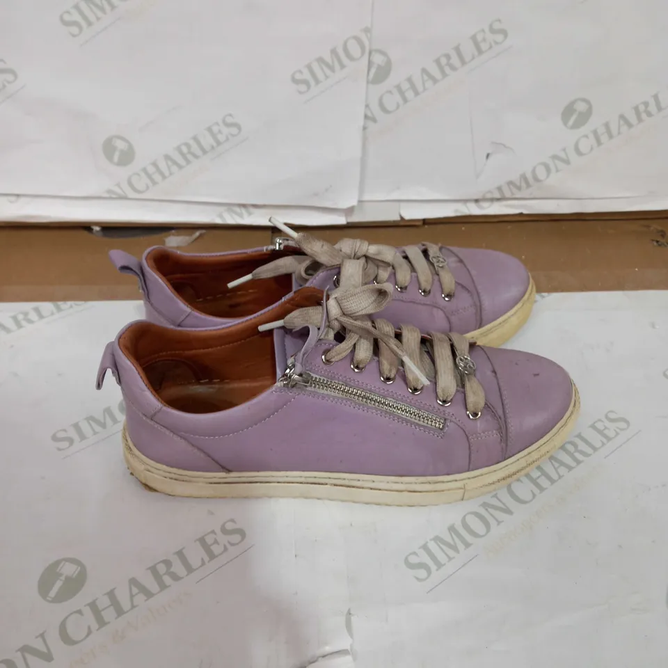 MODA IN PELLE ASINDA TRAINER