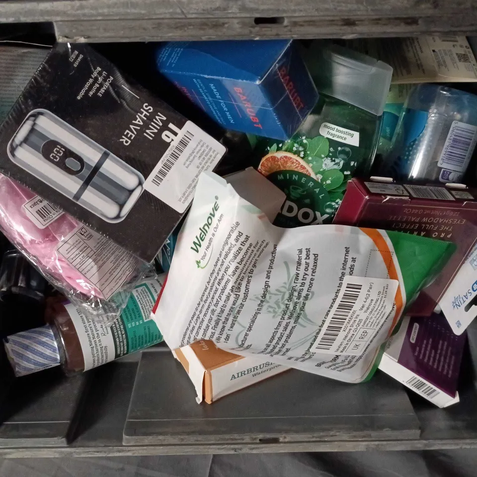 APPROXIMATELY 15 ASSORTED HEALTH & BEAUTY PRODUCTS TO INCLUDE LOVE HONEY, MINI SHAVER AND HAND WASH