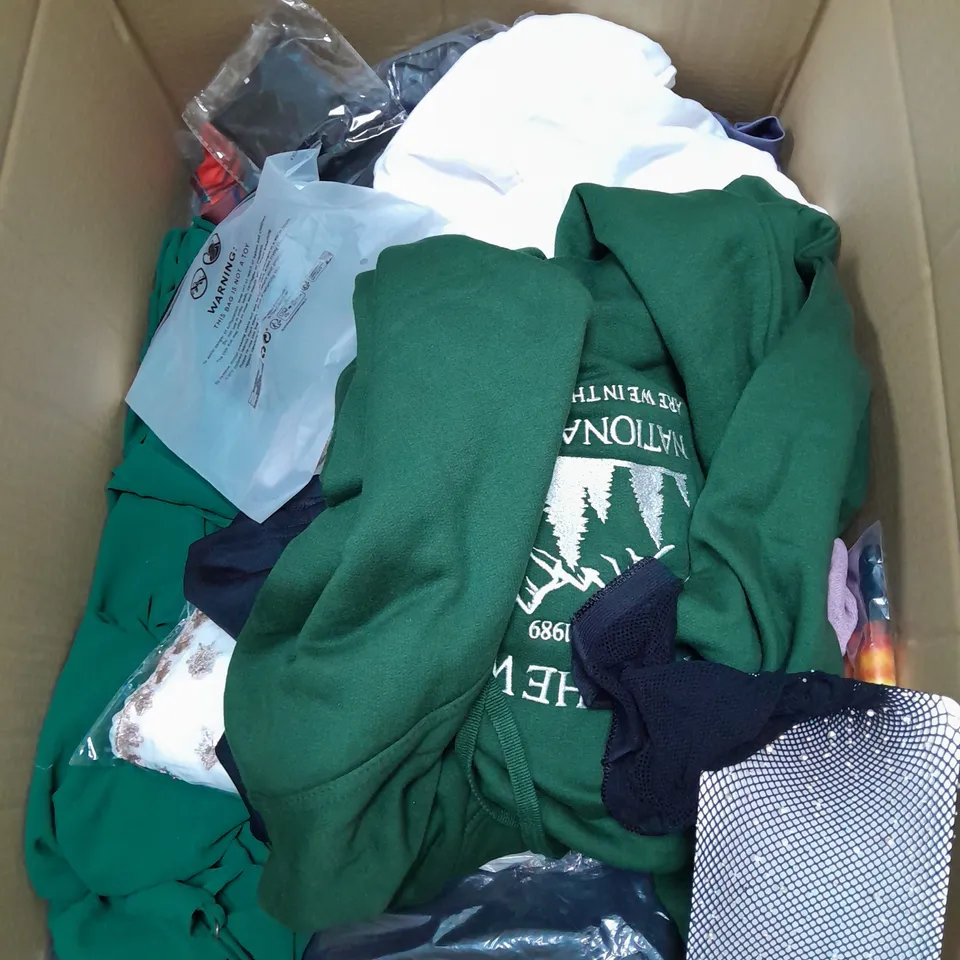 BOX OF APPROXIMATELY 22 ASSORTED CLOTHING ITEMS TO INCUDE - SOCKS , T-SHIRT , CARDIGAN ETC