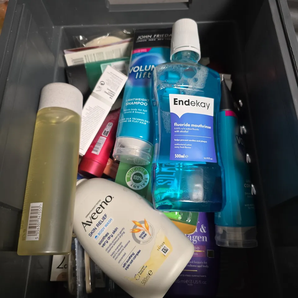 APPROXIMATELY 25 ASSORTED HEALTH AND BEAUTY PRODUCTS INCLUDING GIVE ME SHAMPOO , MACA ROOT ALOE SHAVING CREAM AMD BARBERS NO1 MATTE HAIR CLAY 