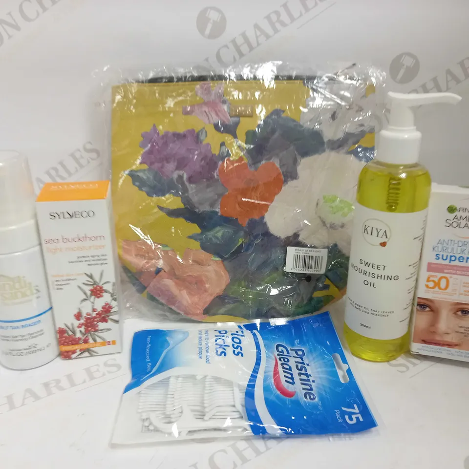 LOT OF APPROXIMATELY 20 ASSORTED HEALTH & BEAUTY ITEMS, TO INCLUDE MOISTURISER, SELF TAN ERASER, COSMETIC BAG, ETC