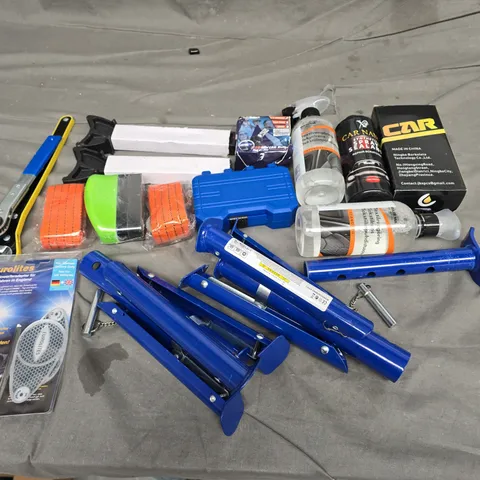 APPROXIMATELY 8 ASSORTED AUTO ITEMS TO INCLUDE JACK STAND, HARNESS, AND BILTEMA STANDARD ETC. - COLLECTION ONLY 
