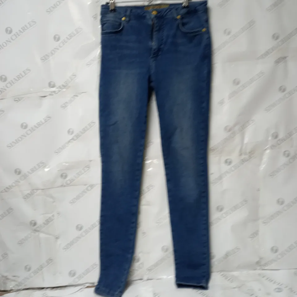 BOX OF APPROXIMATELY 10 ASSORTED WOMEN'S CLOTHING ITEMS INCLUDING TOPS, JEANS, SHIRTS 