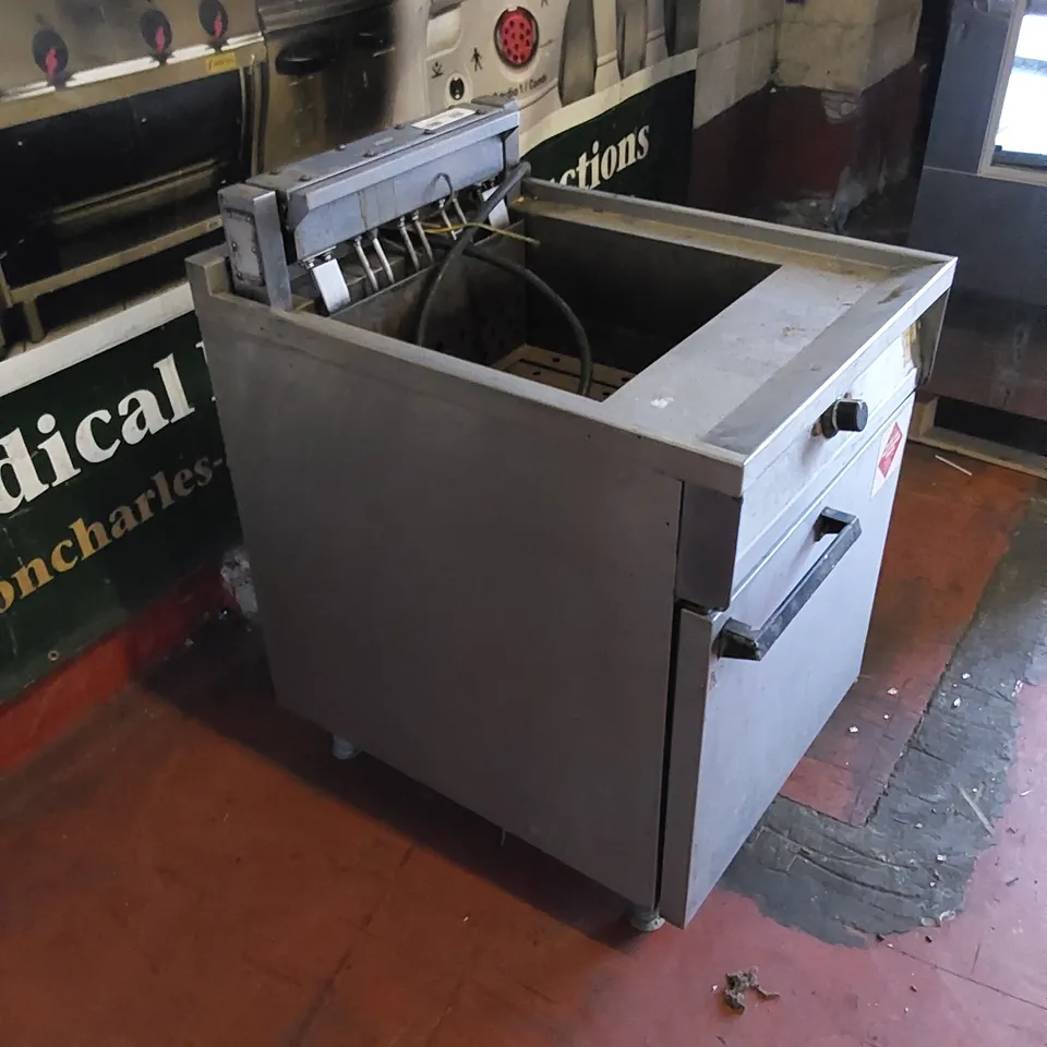 COMMERCIAL FRYER 