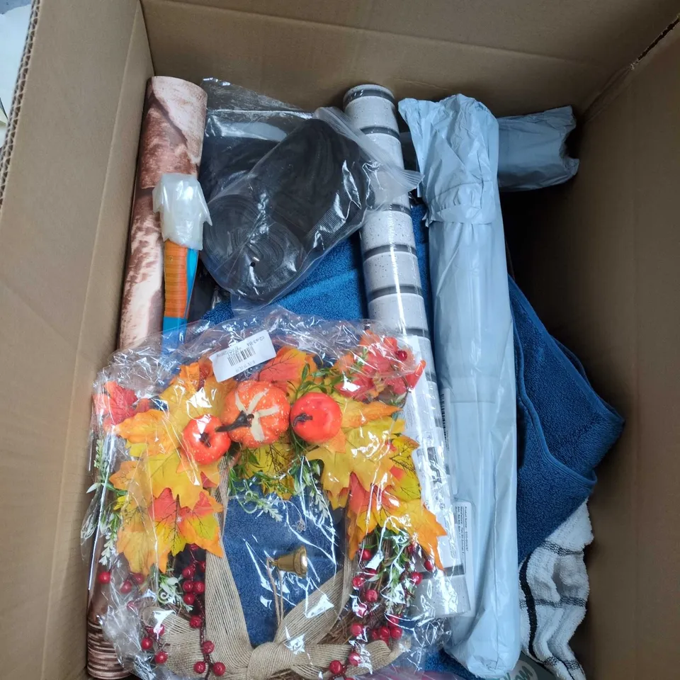 APPROXIMATELY 20 ASSORTED HOUSEHOLD PRODUCTS TO INCLUDE WALLPAPER, TOWELS AND REEFS