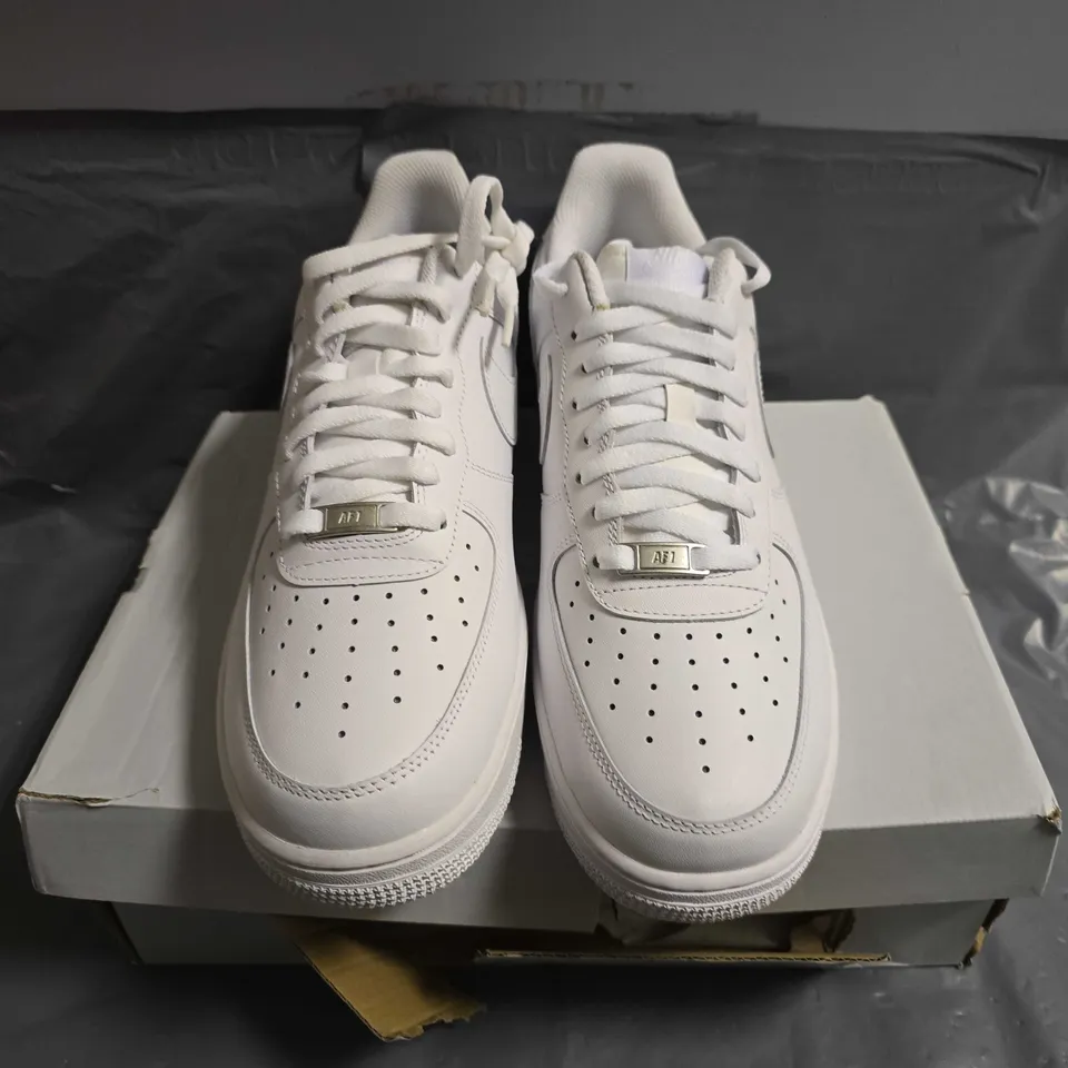 BOXED PAIR OF NIKE AIR FORCE 1 07 TRAINERS IN WHITE - UK SIZE 10.5