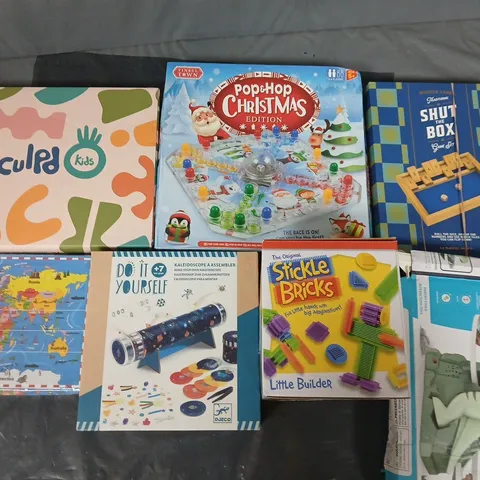 LOT OF 7 ASSORTED TOYS AND GAMES TO INCLUDE SCULPD KIDS, STICKLE BRICKS AND WOODEN JIGSAW