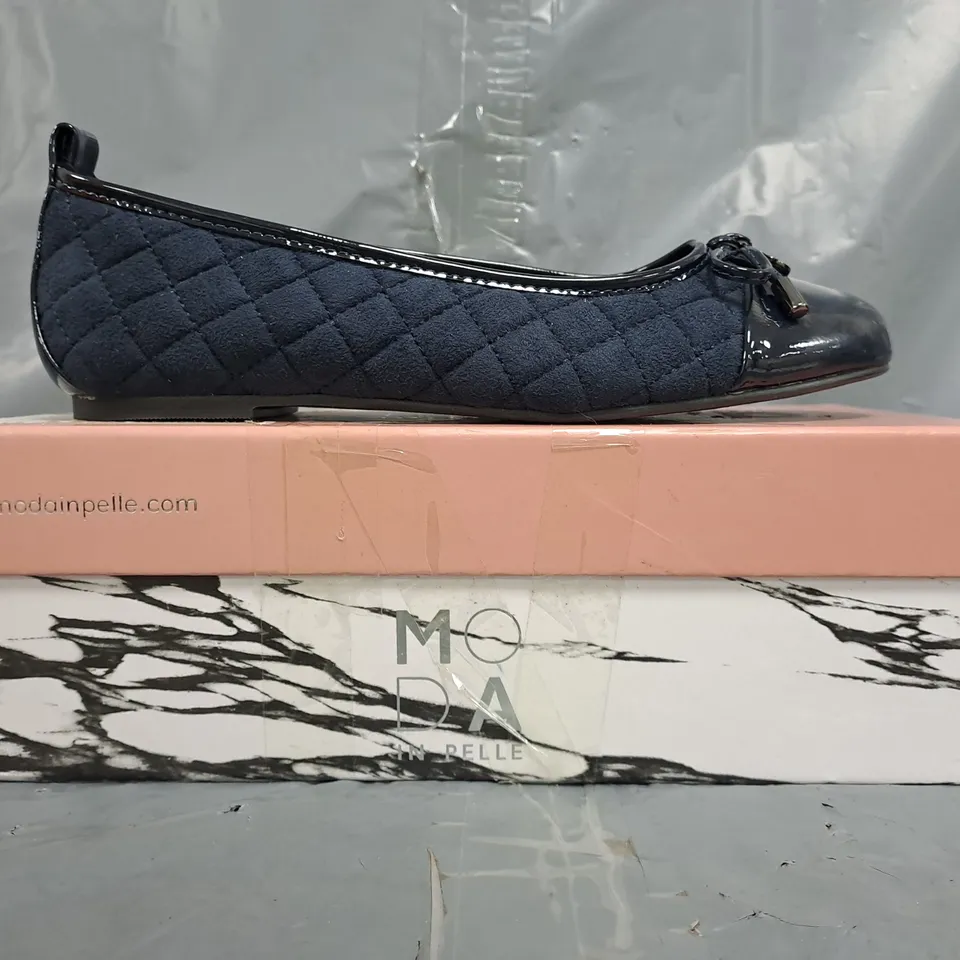 BOXED PAIR OF MODA IN PELLE SLIP-ON QUILTED BALLERINA SHOES IN NAVY SIZE EU 38