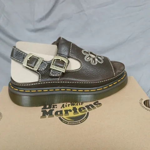 BOXED DR. MARTENS AIRWAIR DUNNET FLOWER SANDALS - KELP BROWN, UK7 (EU41)