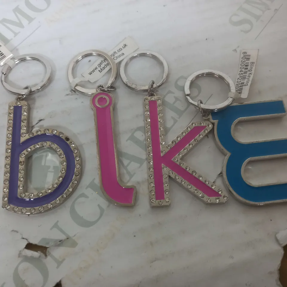 LARGE QUANTITY OF ASSORTED COLOUR LETTER KEYRINGS