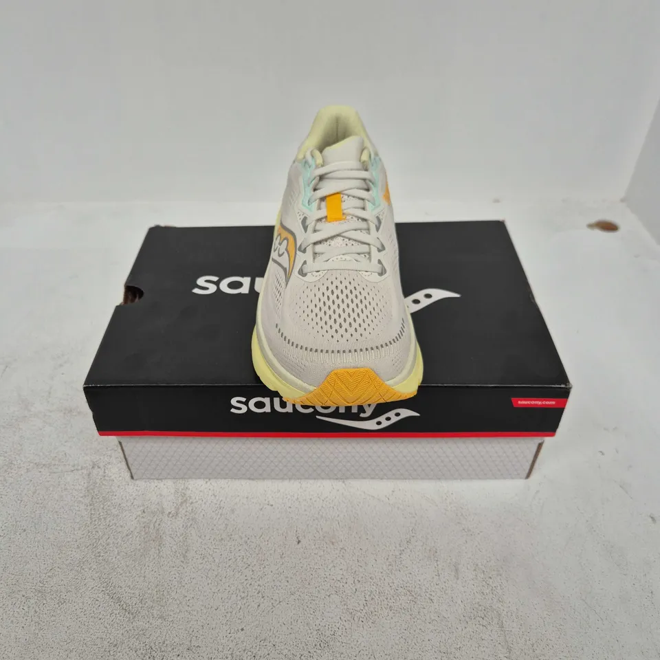 BOXED PAIR OF SAUCONY GUIDE 19 TRAINERS IN GREY/YELLOW - UK 7
