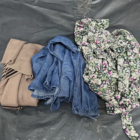 APPROXIMATELY 15 ASSORTED CLOTHING ITEMS IN VARIOUS STYLES, SIZES & COLOURS ETC