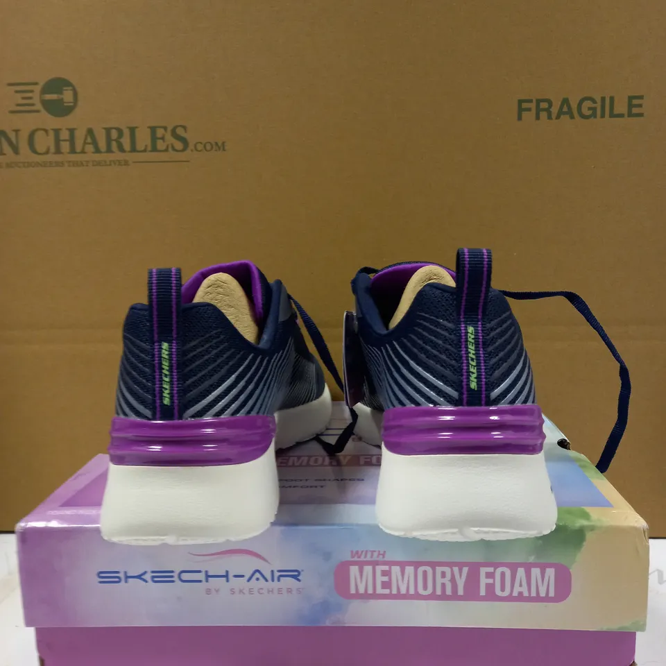 SKETCHERS DYNAMIGHT TRAINER SIZE 4