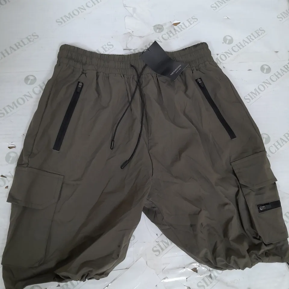 SYENTI TECHNICAL CARGO SHORT IN SAGE GREEN SIZE S