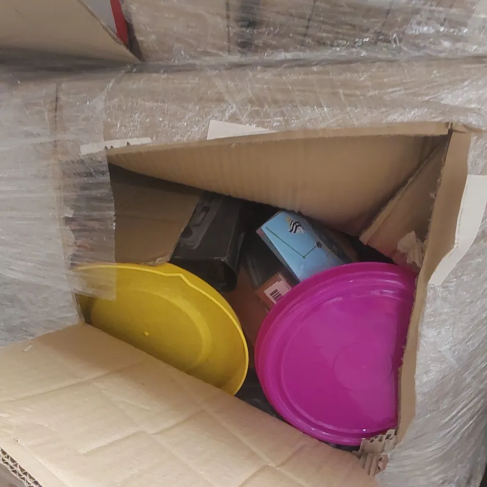 PALLET TO CONTAINING A VERY LARGE QUANTITY OF ASSORTED ITEMS INCLUDING: WARDROBE DEHUMIDIFIER, WINDOW BIRD FEEDERS, WATERPROOF PICNIC RUGS ECT