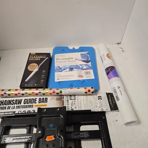 BOX OF APPROXIMATELY 15 ASSORTED ITEMS INCLUDING AN ELECTRIC CREVICE CLEANING BRUSH, A REUSABLE FREEZER BOARD AND A MANCHESTER UNITED SUNSET A2 PRINT