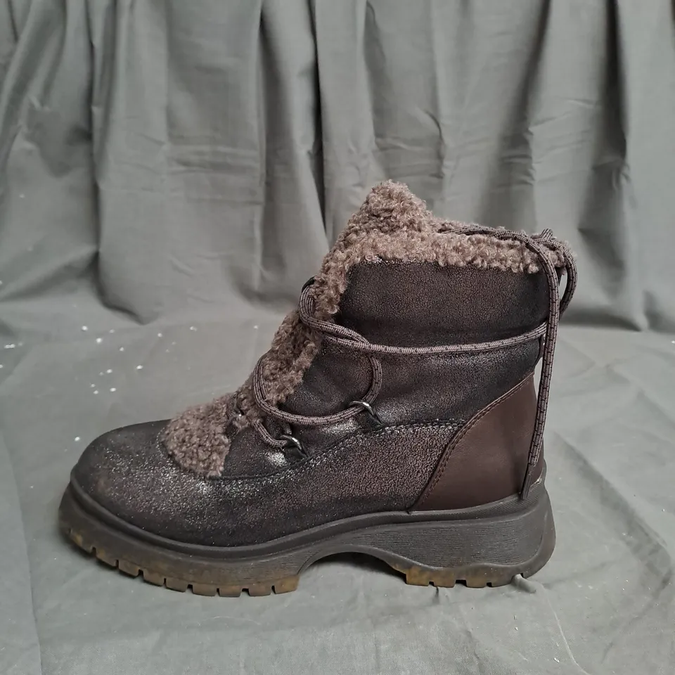 BOXED PAIR OF MODA IN PELLE ZERMATT BOOTS IN BROWN SIZE 7