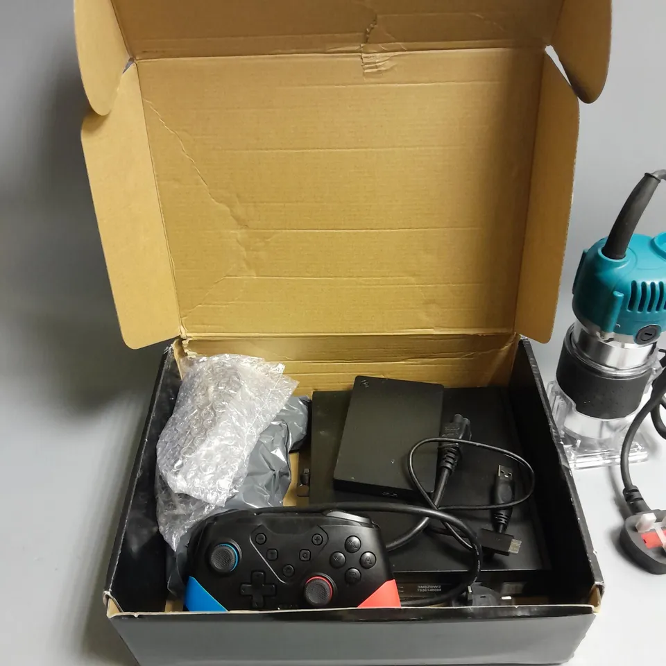 9 ASSORTED ELECTRICAL GOODS TO INCLUDE APPLE MACBOOK REPLACEMENT TOP CHASSIS WITH KEYBOARD, WIRED MANUAL WOOD ROUTER TOOL AND DELL OPTIPLEX ARCADE RETRO GAMES CONSOLE STATION WITH 2 CONTROLLERS