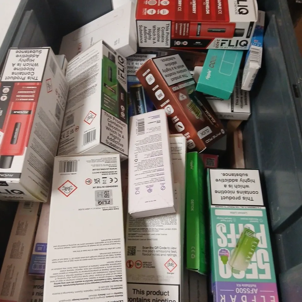 APPROXIMATELY 25 ASSORTED E-CIGARETTE & VAPING ITEMS IN VARIOUS BRANDS TO INCLUDE FLIQ, VEEV, ELFBAR ETC