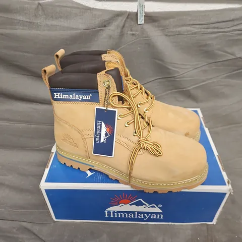 BOXED PAIR OF HIMALAYAN 3402 BOOTS IN HONEY - UK 10