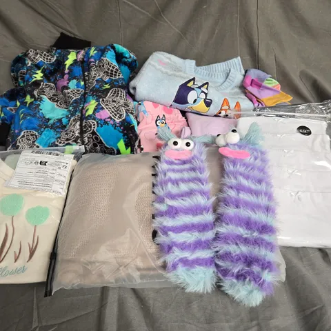 BOX OF APPROXIMATELY 30 ASSORTED KIDS CLOTHING ITEMS TO INCUDE - ONSIE, BLUEY SWEATER, CARDIGAN, ETC