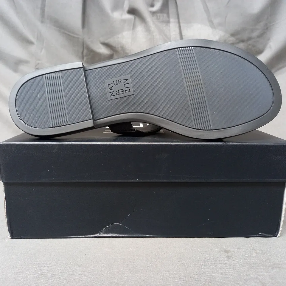 BOXED PAIR OF NATURALIZER SANDALS IN BLACK SIZE 5.5