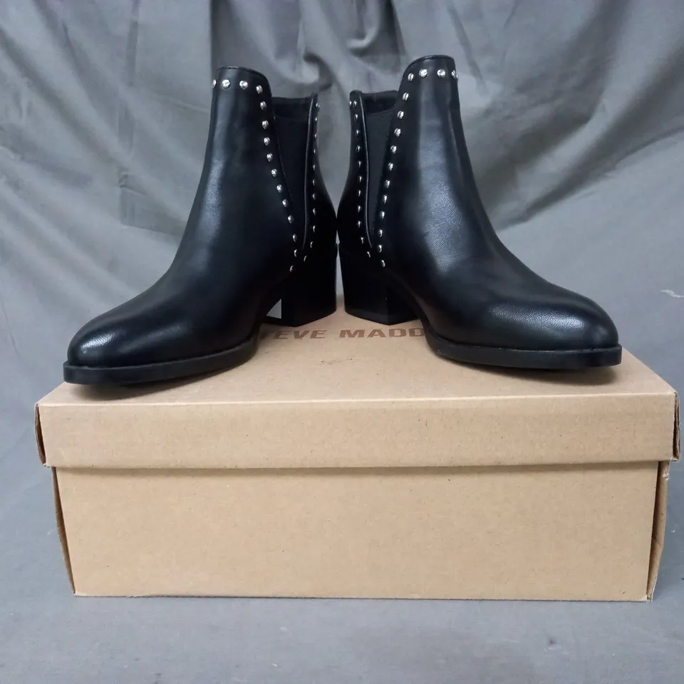 BOXED PAIR OF STEVE MADDEN CADE LEATHER ANKLE BOOTS IN BLACK UK SIZE 3