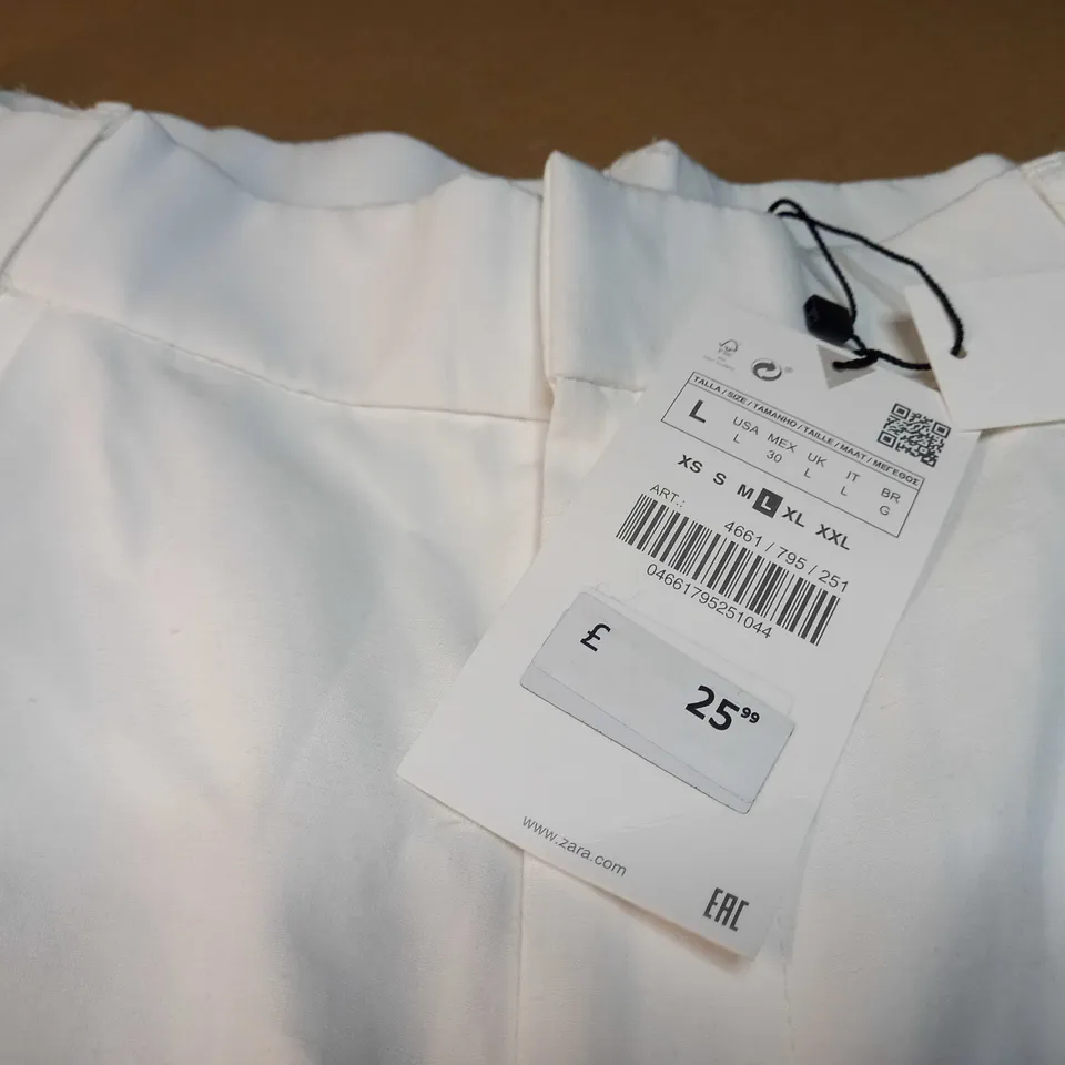 ZARA WHITE WOMENS SHORTS - LARGE
