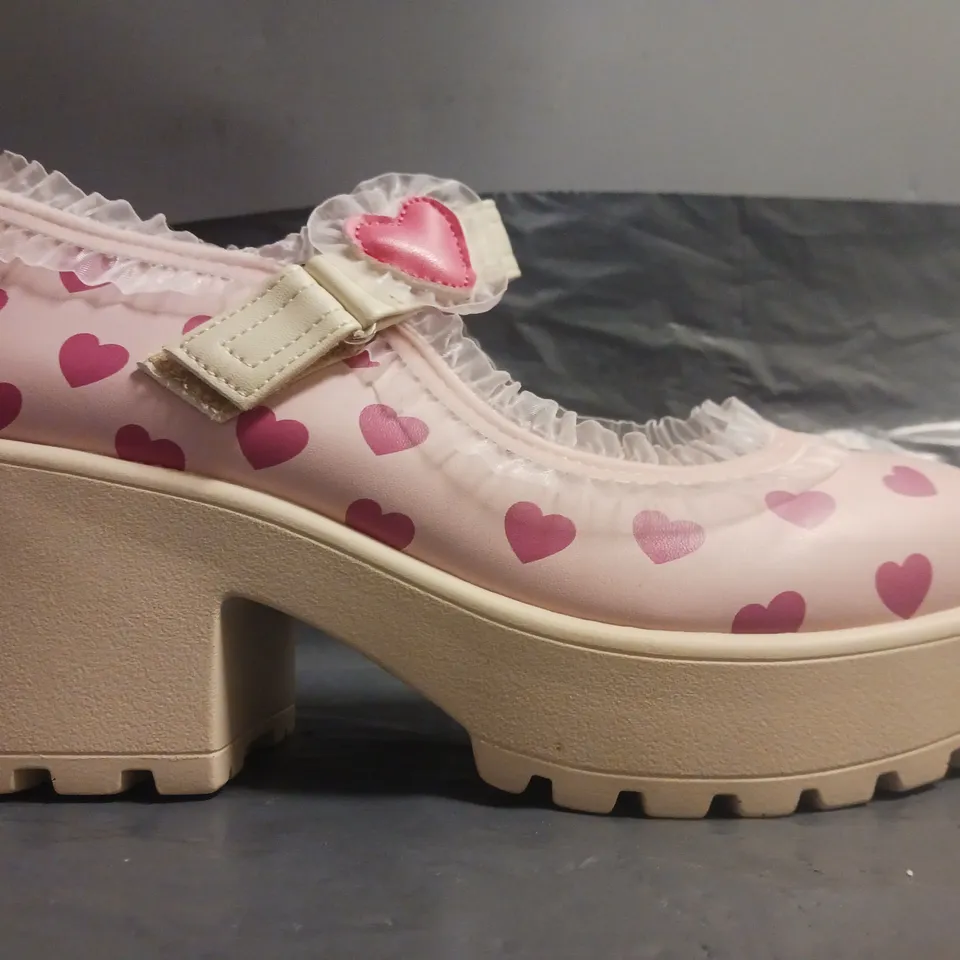 BOXED PAIR OF MELANIE MARTINEZ X KOI CHUNKY BLOCK HEEL SHOES IN PINK W. HEART DESIGN SIZE 6