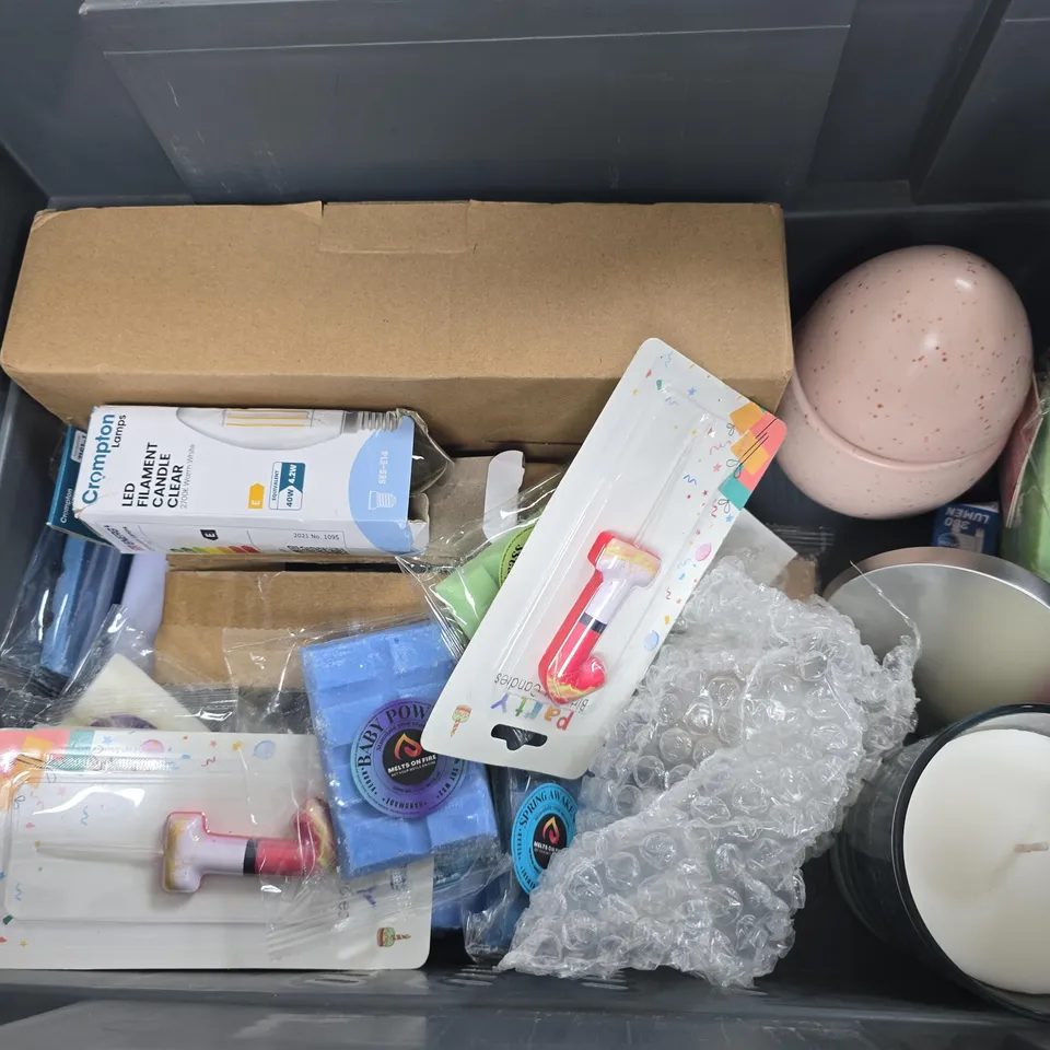 APPROXIMATELY 12 ASSORTED HOUSEHOLD ITEMS TO INCLUDE scented candles, wax melts, bulbs, ETC - COLLECTION ONLY