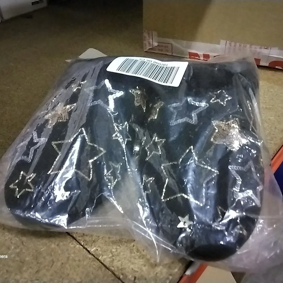 BOX OF APPROXIMATELY 10 PAIRS OF BLACK STAR DESIGN SLIPPERS (UK SIZE 7-9)
