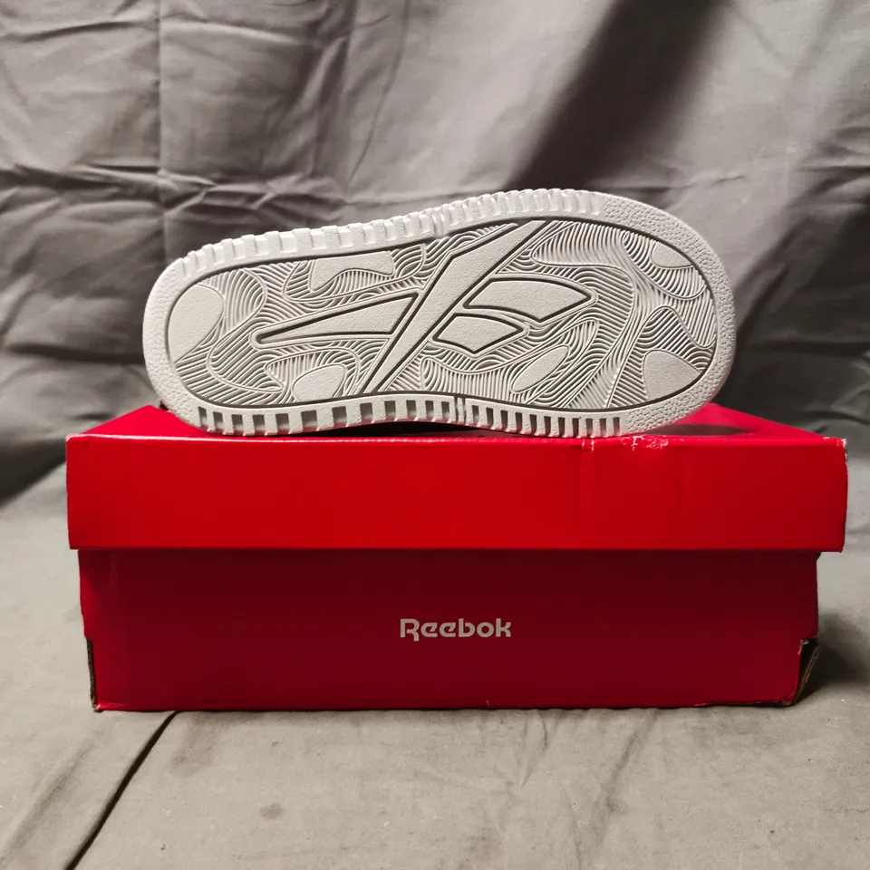 BOXED PAIR OF REEBOK ATR CHILL KIDS SHOES IN WHITE SIZE UK 9