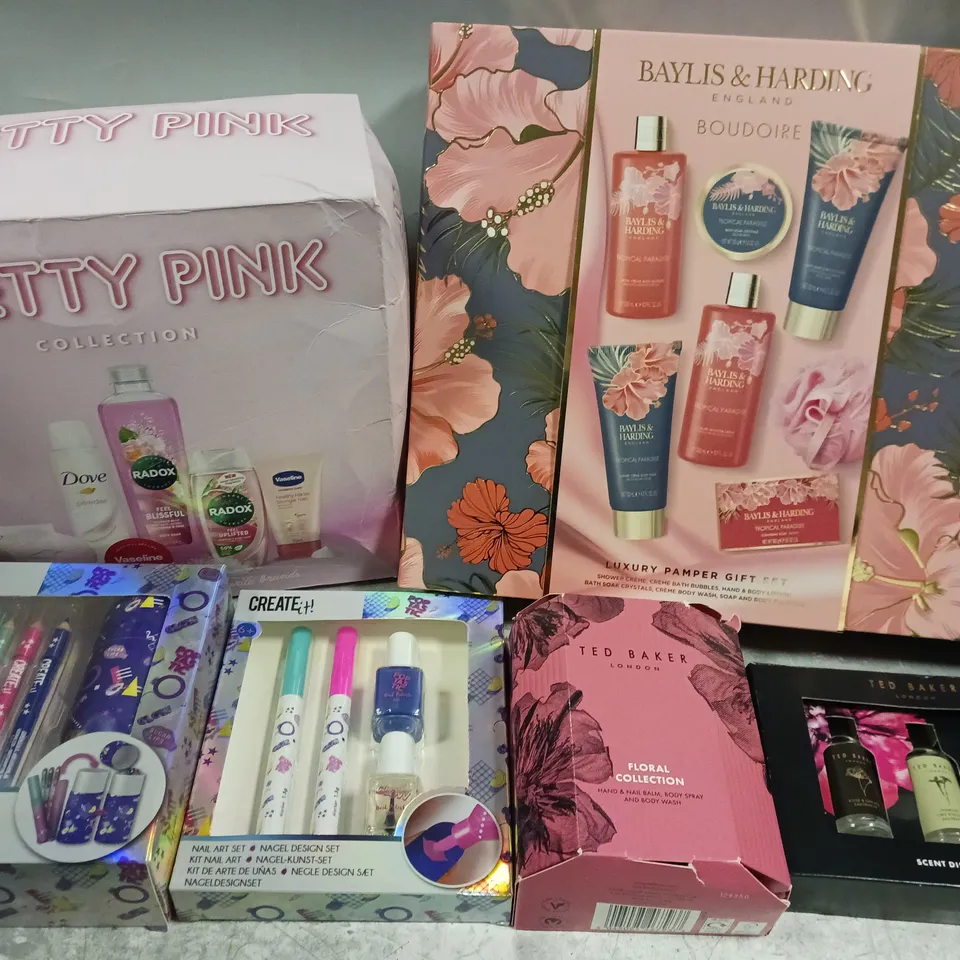 APPROX 8 ASSORTED BEAUTY GIFT SETS TO INCLUDE PRETTY PINK COLLECTION, BAYLIS&HARDING, TED BAKER, ETC 