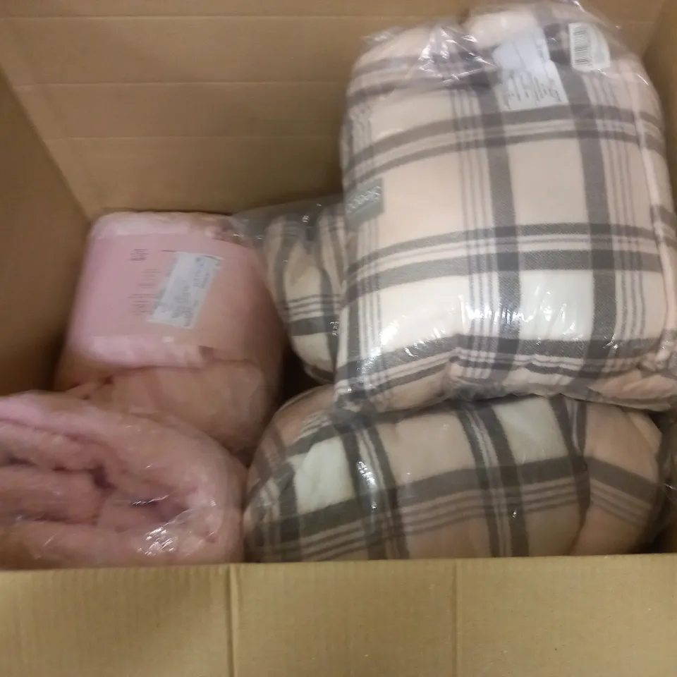 LOT OF 9 ASSORTED HOME FABRIC ITEMS TO INCLUDE BLANKET HOODIES AND TEDDY BLANKET